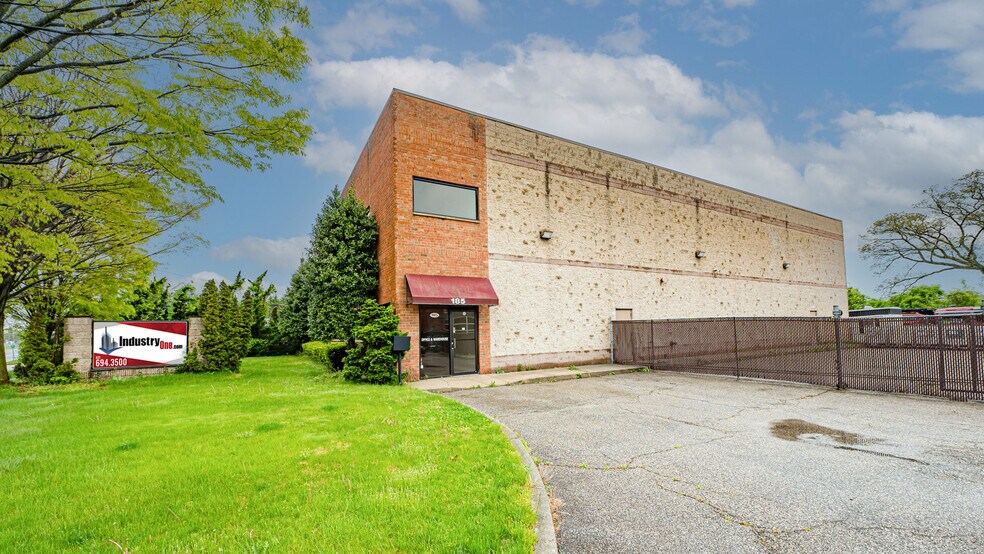 24 ft. Ceilings, Huge Yard portefeuille de 2 biens à vendre sur LoopNet.fr - Photo de l’immeuble – Image 2 sur 27