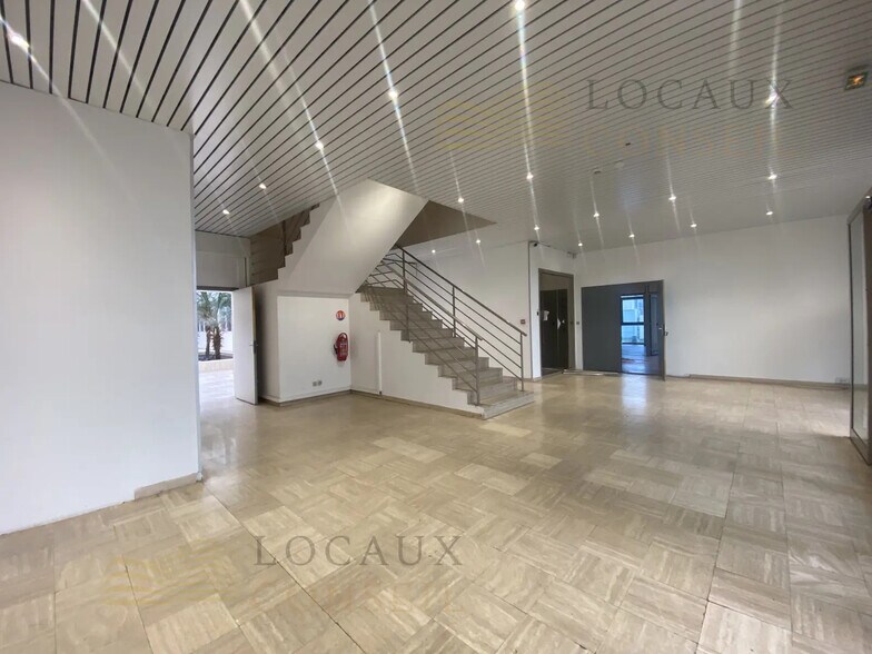 Local d’activités dans Bezons à louer - Photo de l’immeuble – Image 2 sur 35