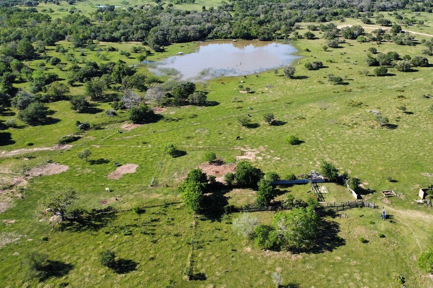 10 Garrett Rd, Yoakum, TX à vendre - Aérien – Image 2 sur 6