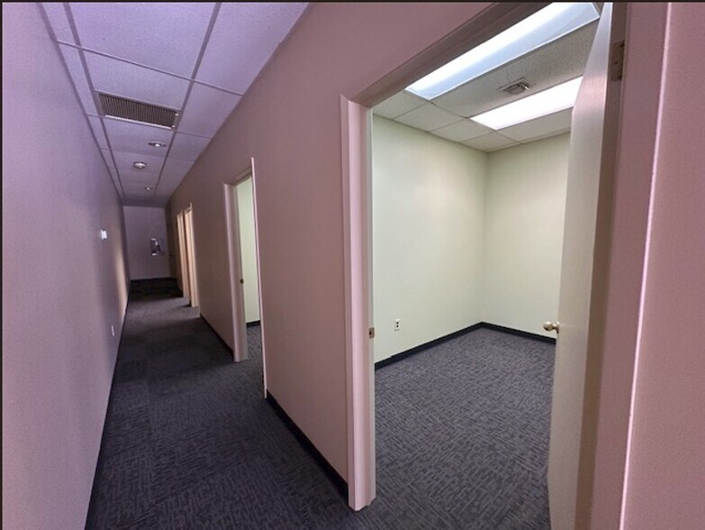 320 Merrick Rd, Amityville, NY à vendre - Photo de l’immeuble – Image 2 sur 8