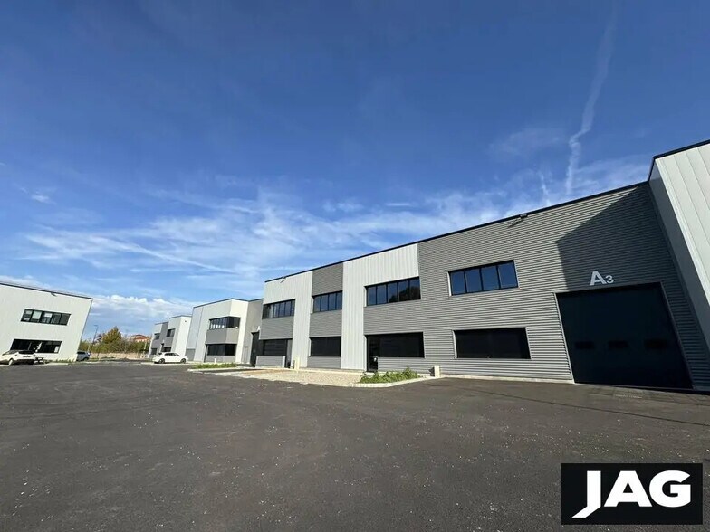 Local d'activités dans Pierre-Bénite à vendre - Photo de l’immeuble – Image 2 sur 14