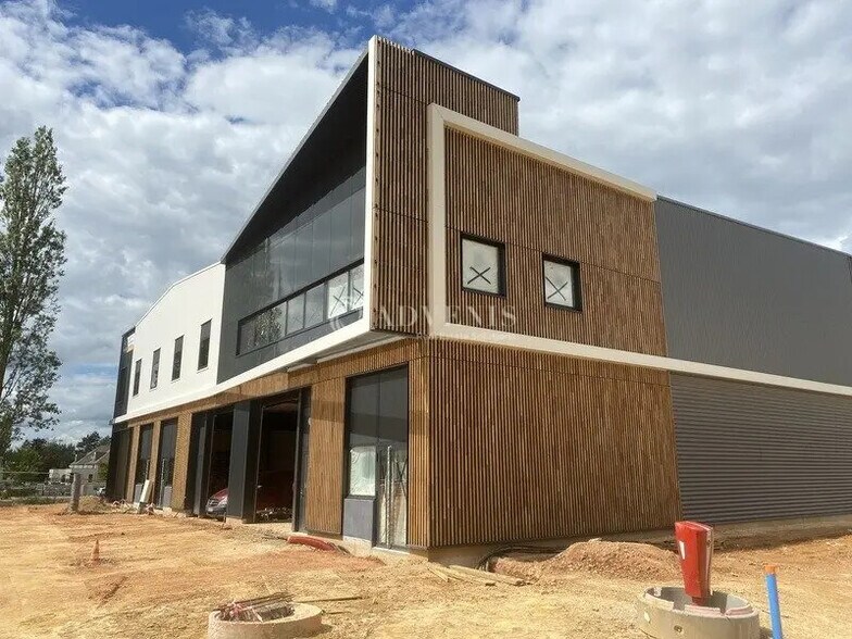 Local d'activités dans Plaisir à vendre - Photo de l’immeuble – Image 3 sur 5