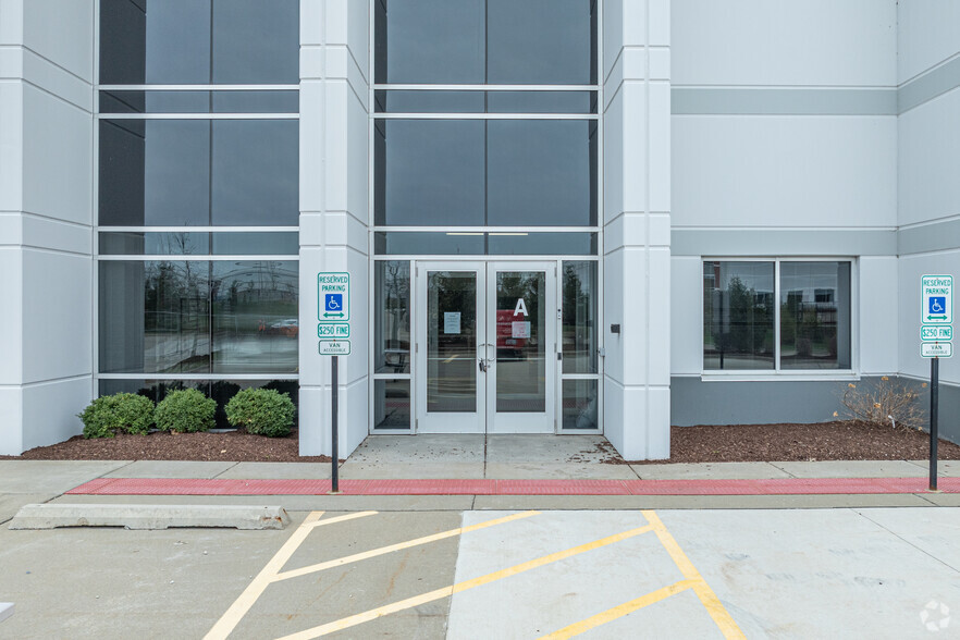 14746 S Gougar Rd, Lockport, IL à louer - Photo de l’immeuble – Image 3 sur 5