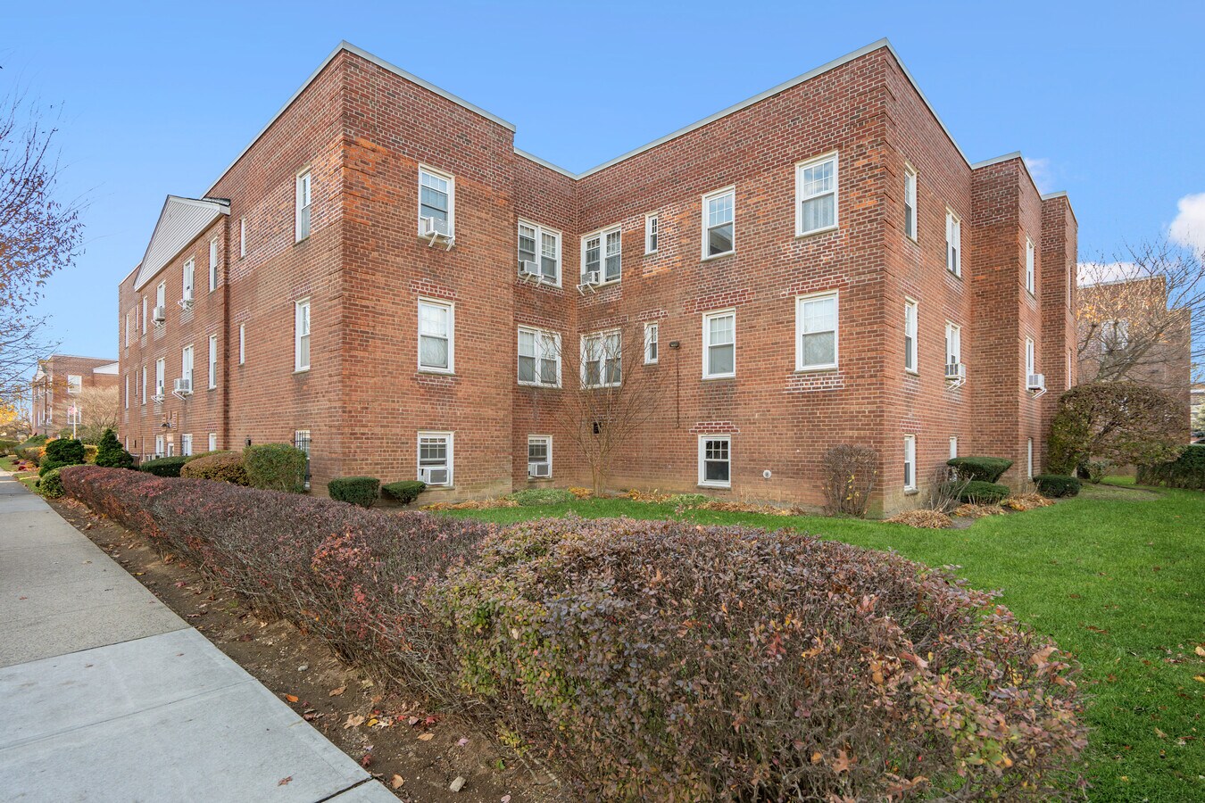200 N Village Ave, Rockville Centre, NY 11570 - Lot 101-A -  - Photo intérieure - Image 2 of 22