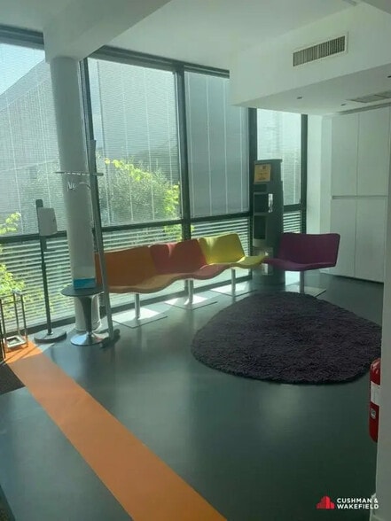 Bureau dans Bruges à louer - Photo de l’immeuble – Image 3 sur 5