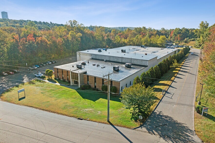 122 Avenue of Industry, Waterbury, CT à vendre - Photo de l’immeuble – Image 3 sur 26