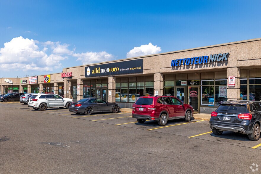 239-245 Boul Samson, Laval, QC à louer - Photo principale – Image 1 sur 8