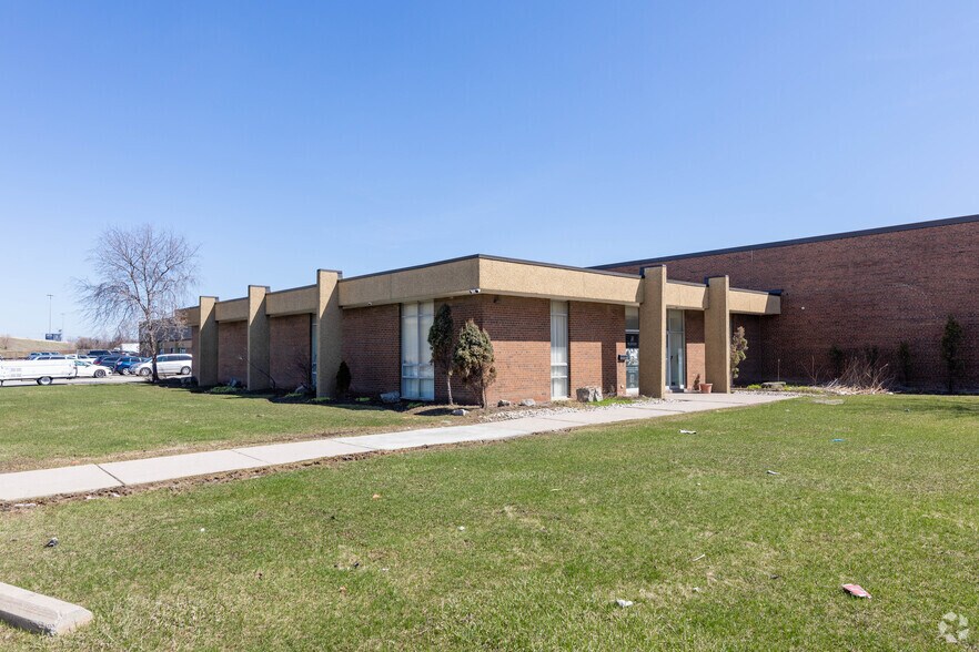 385-387 Carlingview Dr, Toronto, ON à louer - Photo principale – Image 1 sur 7