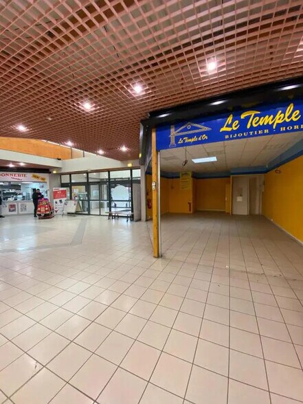 Local commercial dans Saran à louer - Photo de l’immeuble – Image 1 sur 1