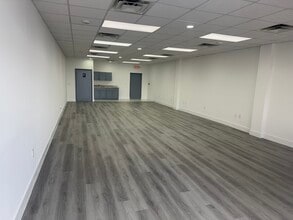 7506-7560 NW 70th St, Miami, FL à louer Photo intérieure– Image 2 sur 4