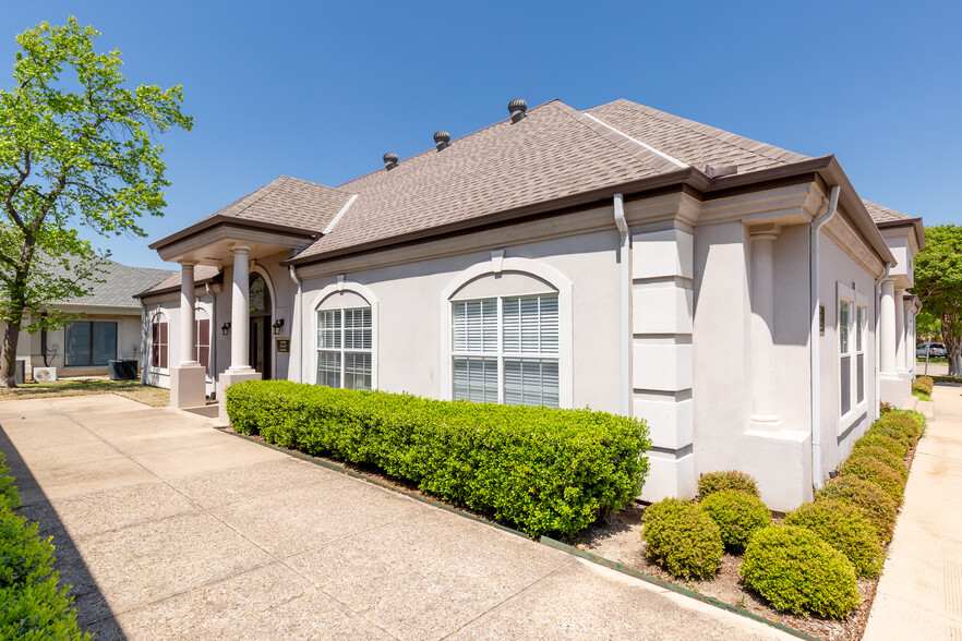 5156 Village Creek Dr, Plano, TX à vendre - Photo de l’immeuble – Image 2 sur 33