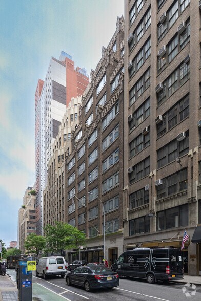 323 W 39th St, New York, NY à louer - Photo de l’immeuble – Image 2 sur 3