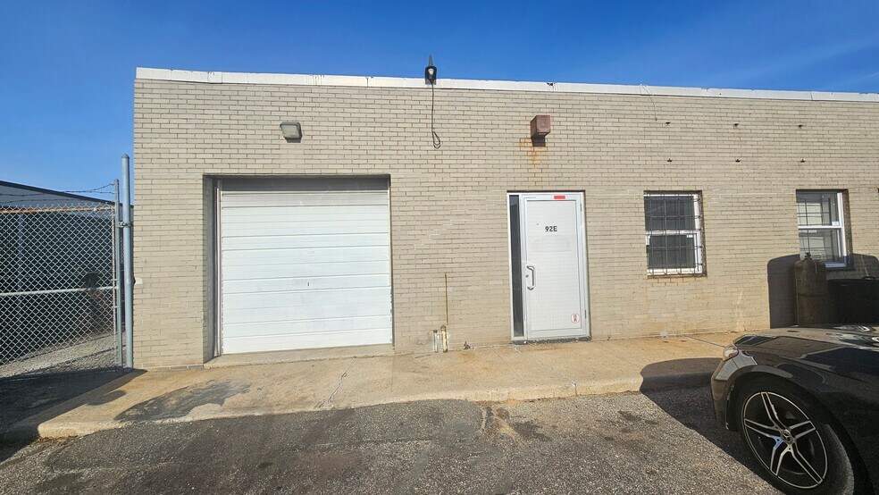 92 Dale St, West Babylon, NY à louer - Photo de l’immeuble – Image 1 sur 3