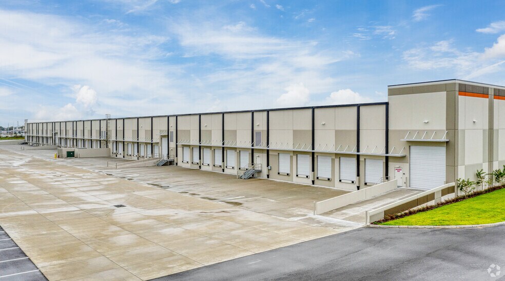 1021 Crews Commerce Dr, Orlando, FL à louer - Photo de l’immeuble – Image 3 sur 5