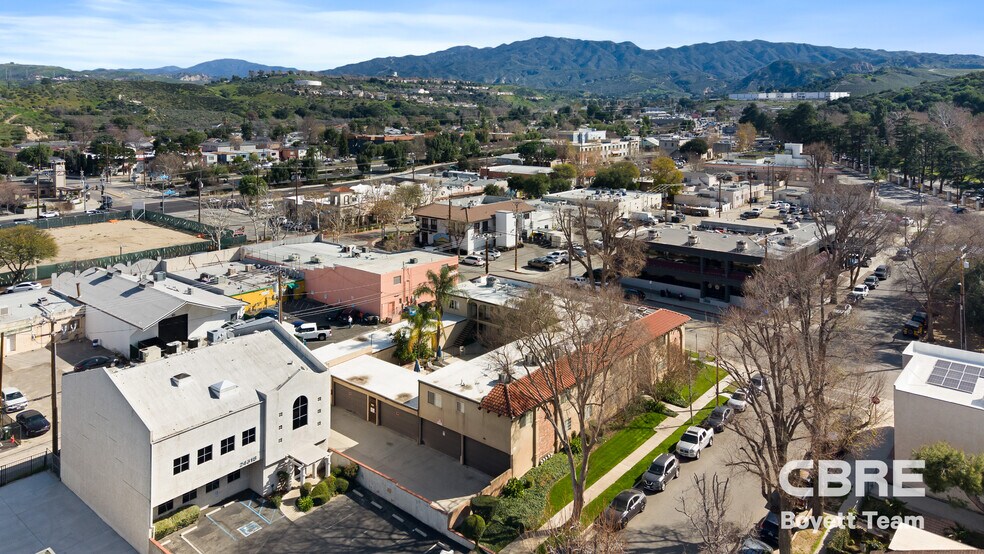 24308 Walnut St, Newhall, CA à vendre - Photo de l’immeuble – Image 2 sur 19