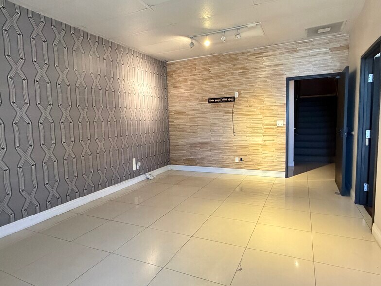 7949 Ajay Dr, Sun Valley, CA à louer - Photo de l’immeuble – Image 2 sur 10