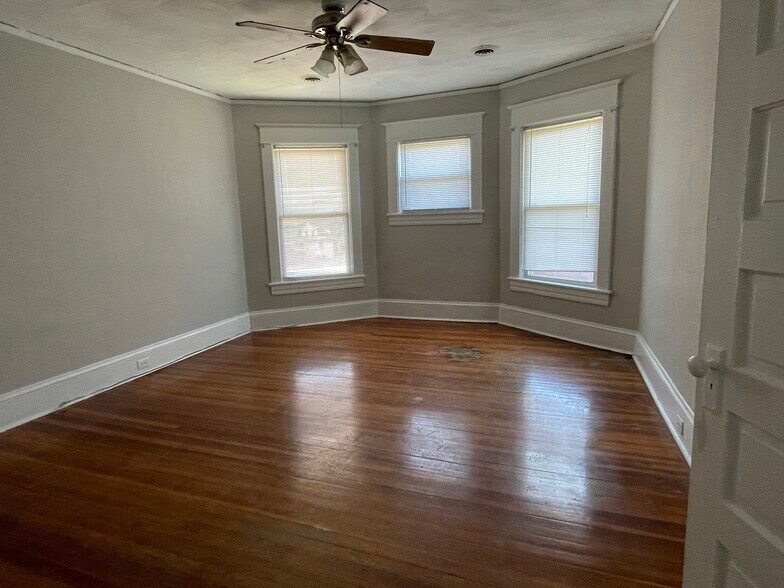 1326 Maple Ave SW, Roanoke, VA à vendre - Photo intérieure – Image 2 sur 3