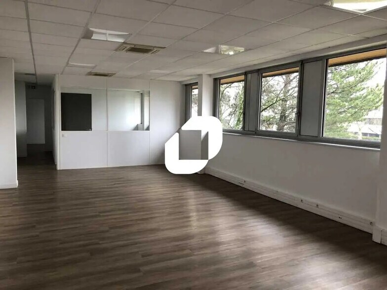 Bureau dans Bron à louer - Photo de l’immeuble – Image 2 sur 11