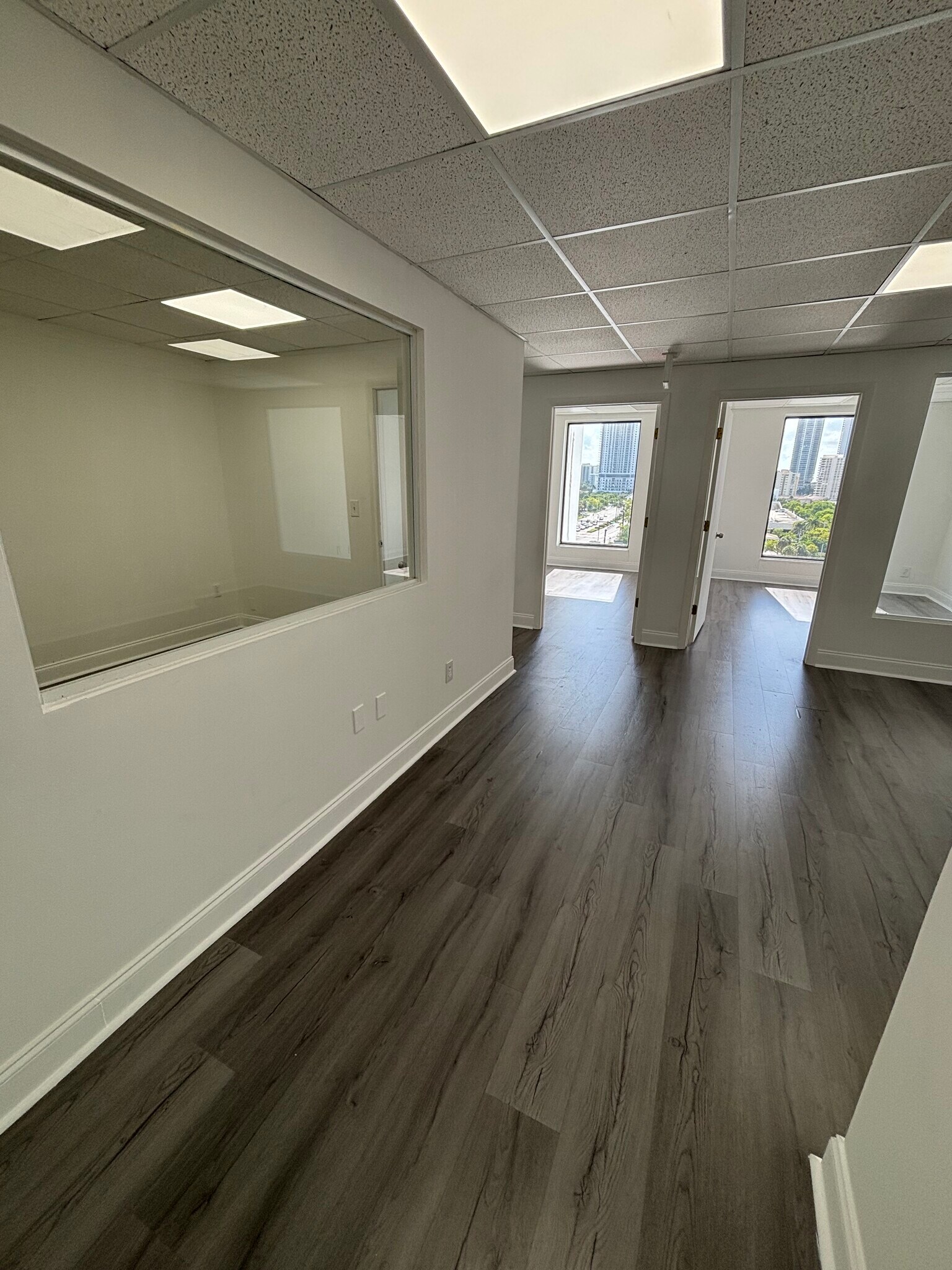 1920 E Hallandale Beach Blvd, Hallandale Beach, FL à louer Photo intérieure– Image 1 sur 7