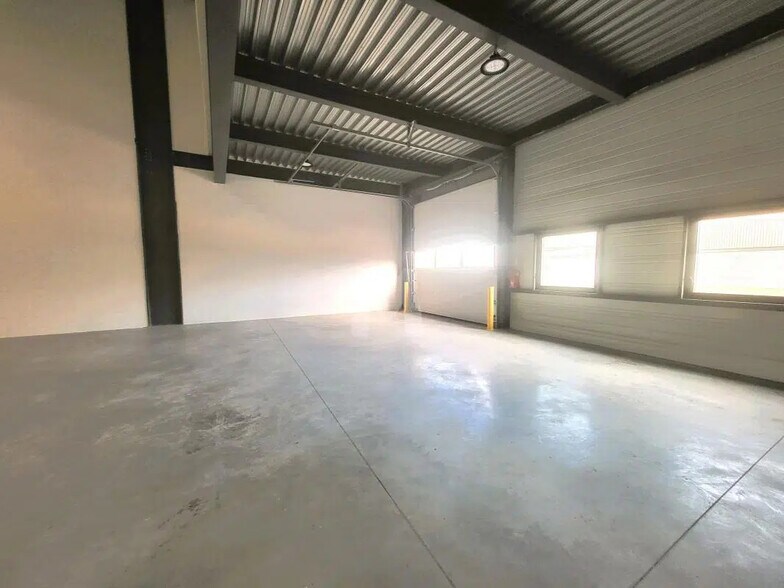 Local d’activités dans Corbeil-Essonnes à louer - Photo de l’immeuble – Image 3 sur 10