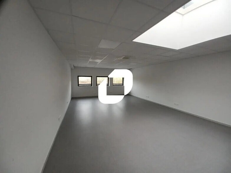 Bureau dans Bussy-Saint-Georges à louer - Photo de l’immeuble – Image 3 sur 6