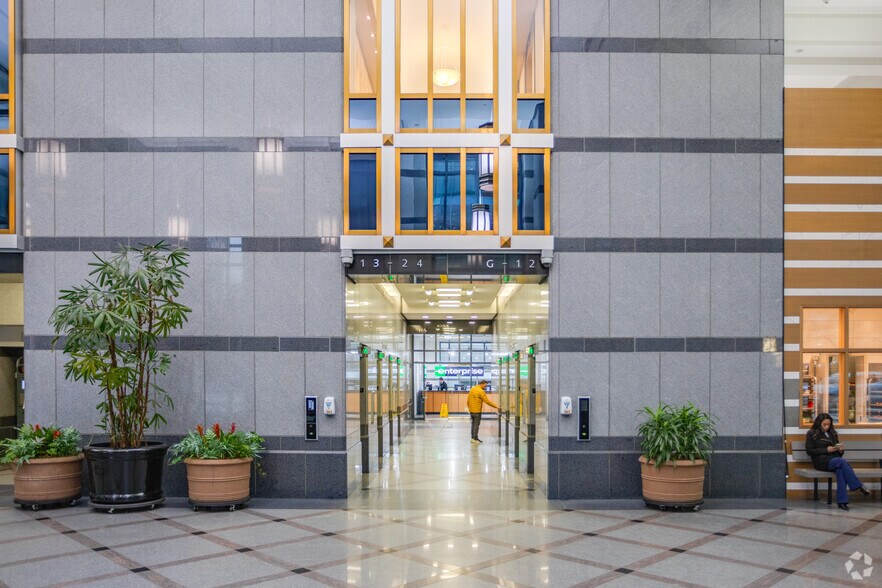 1111 W Georgia St, Vancouver, BC à louer - Hall d’entrée – Image 3 sur 8