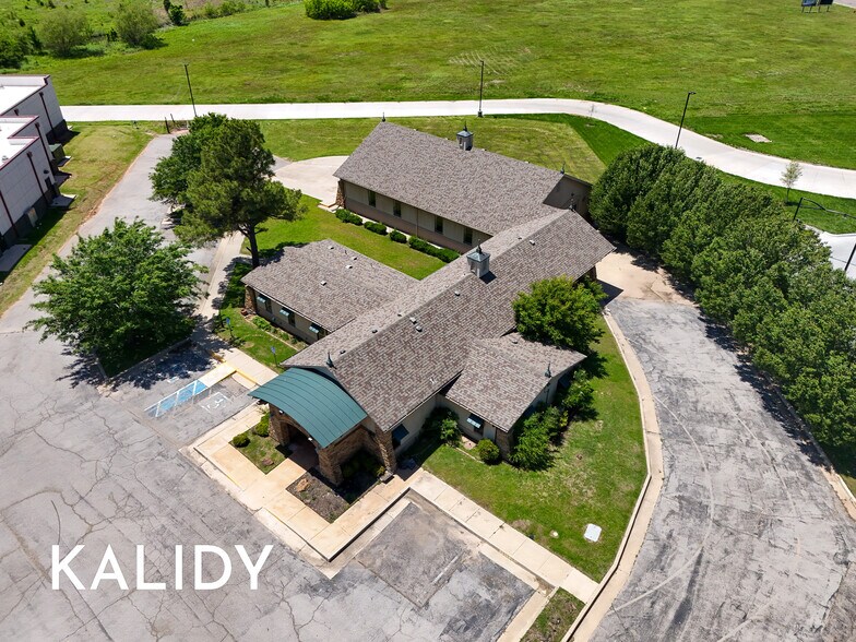 14909 N Kelly Ave, Edmond, OK à vendre - Photo de l’immeuble – Image 2 sur 54