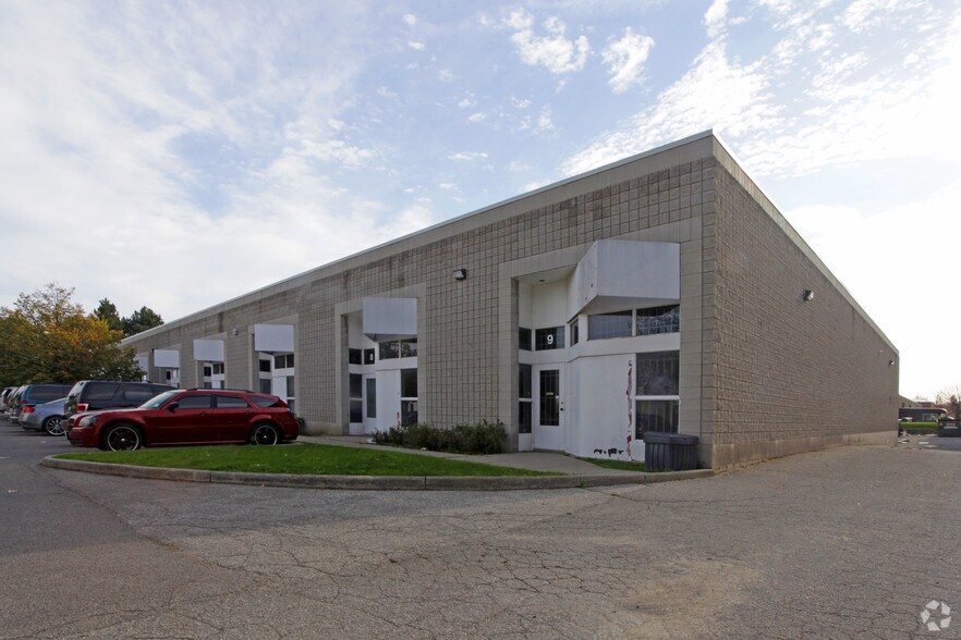 2505 Dunwin Dr, Mississauga, ON à louer - Photo de l’immeuble – Image 2 sur 13