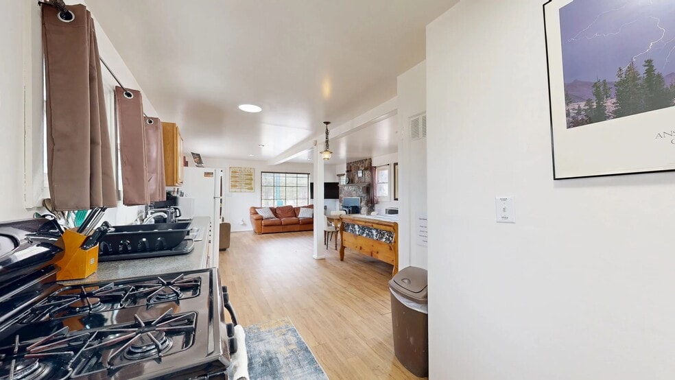 40105 Big Bear Blvd, Big Bear Lake, CA à vendre - Numérisation 3D Matterport – Image 3 sur 32