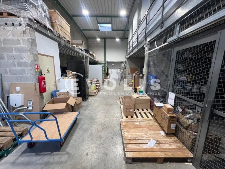 Local d'activités dans Saint-Thibault-des-Vignes à vendre - Photo intérieure – Image 2 sur 7
