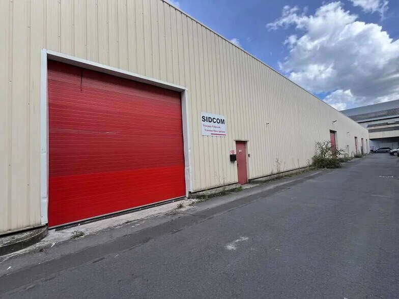Local d’activités dans Montataire à louer - Photo de l’immeuble – Image 1 sur 4