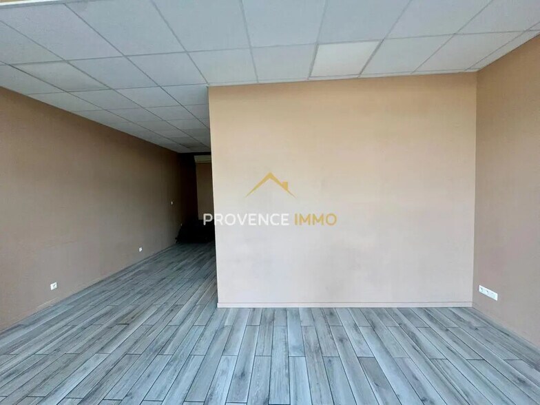 Local commercial dans Salon-de-Provence à louer - Photo de l’immeuble – Image 3 sur 8