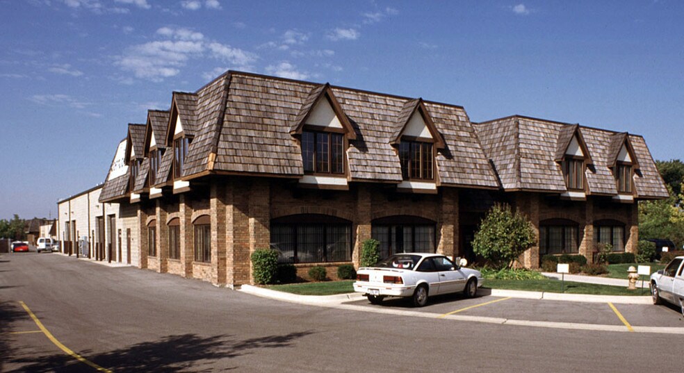 28045 N Ashley Cir, Libertyville, IL à louer - Photo de l’immeuble – Image 3 sur 7