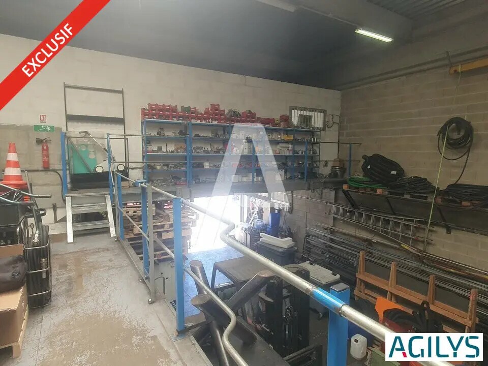 Local d'activités dans Savigny-le-Temple à vendre Photo de l’immeuble– Image 1 sur 10