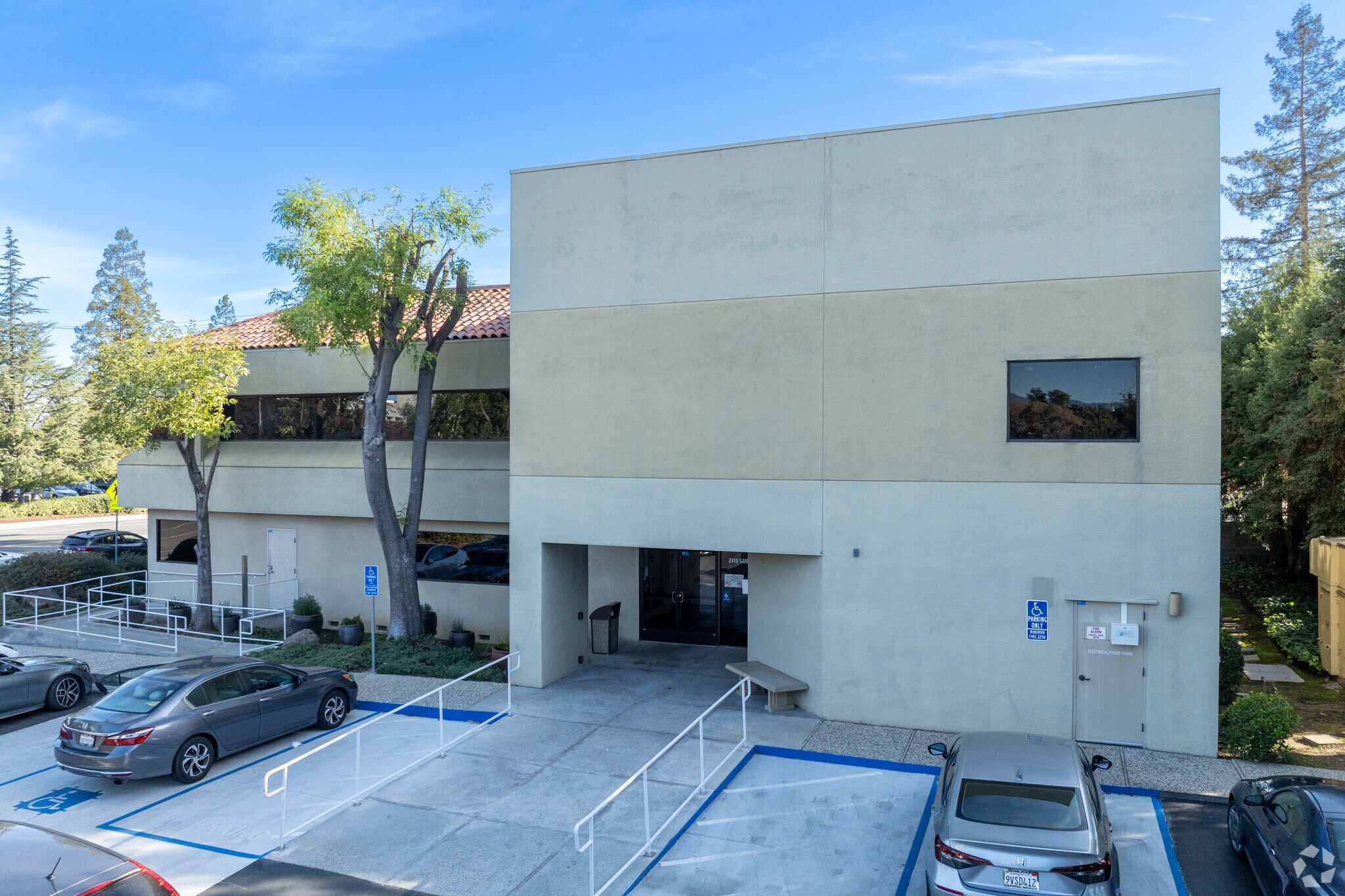 2410 Samaritan Dr, San Jose, CA à louer Photo principale– Image 1 sur 9