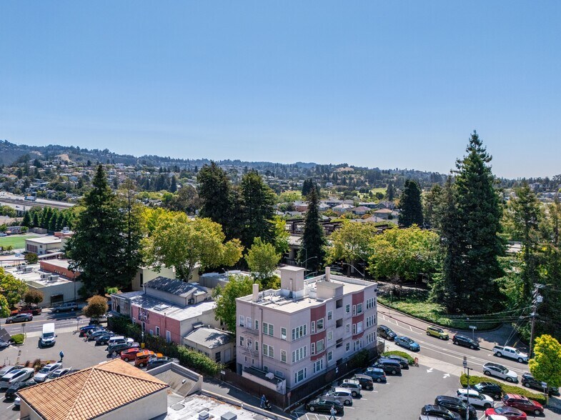 5687 Miles Ave, Oakland, CA à vendre - Photo de l’immeuble – Image 3 sur 12