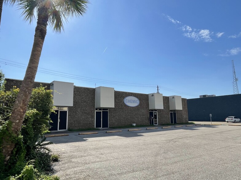 903 S 8th St, La Porte, TX à louer - Photo de l’immeuble – Image 1 sur 19