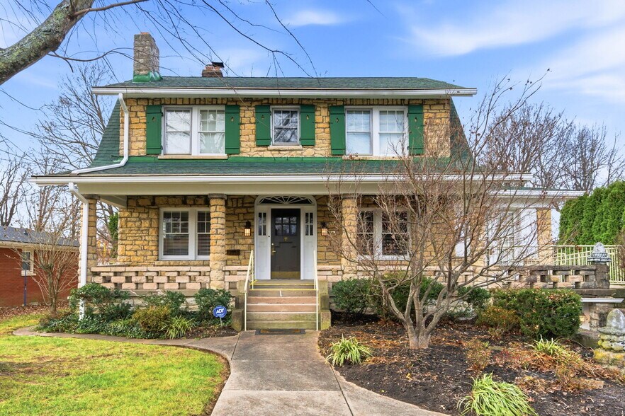 3208 College Dr, Louisville, KY à vendre - Photo de l’immeuble – Image 1 sur 90