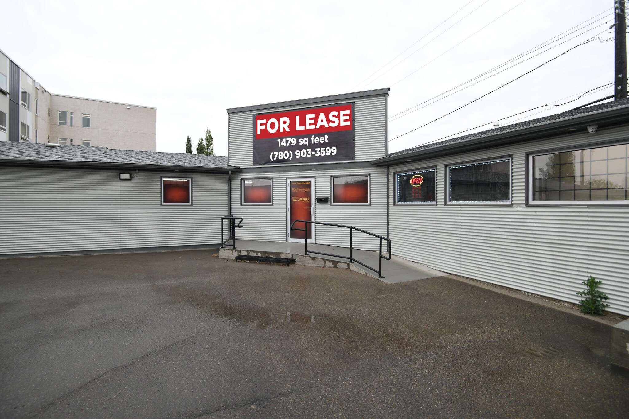 15826 Stony Plain Rd NW, Edmonton, AB à louer Photo principale– Image 1 sur 13