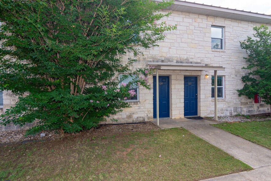 114 Scofield Ave, Johnson City, TX à vendre - Photo de l’immeuble – Image 2 sur 74