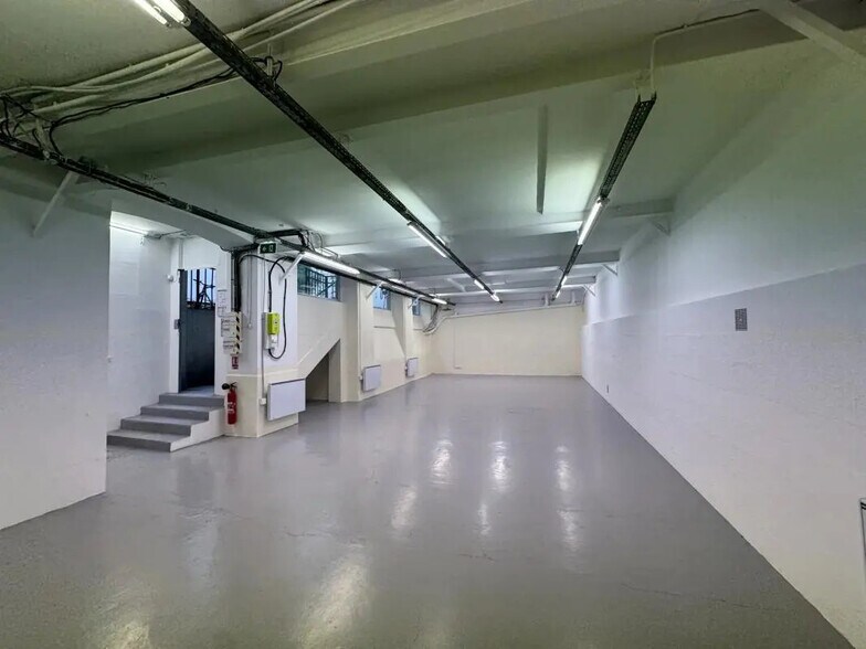 Local commercial dans Paris à louer - Photo de l’immeuble – Image 1 sur 6