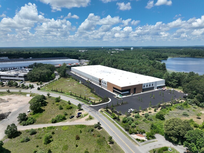 55 Dever Dr, Taunton, MA à louer - Photo de l’immeuble – Image 1 sur 7