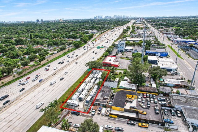 677 NW 99th St, Miami, FL à louer Photo principale– Image 1 sur 8
