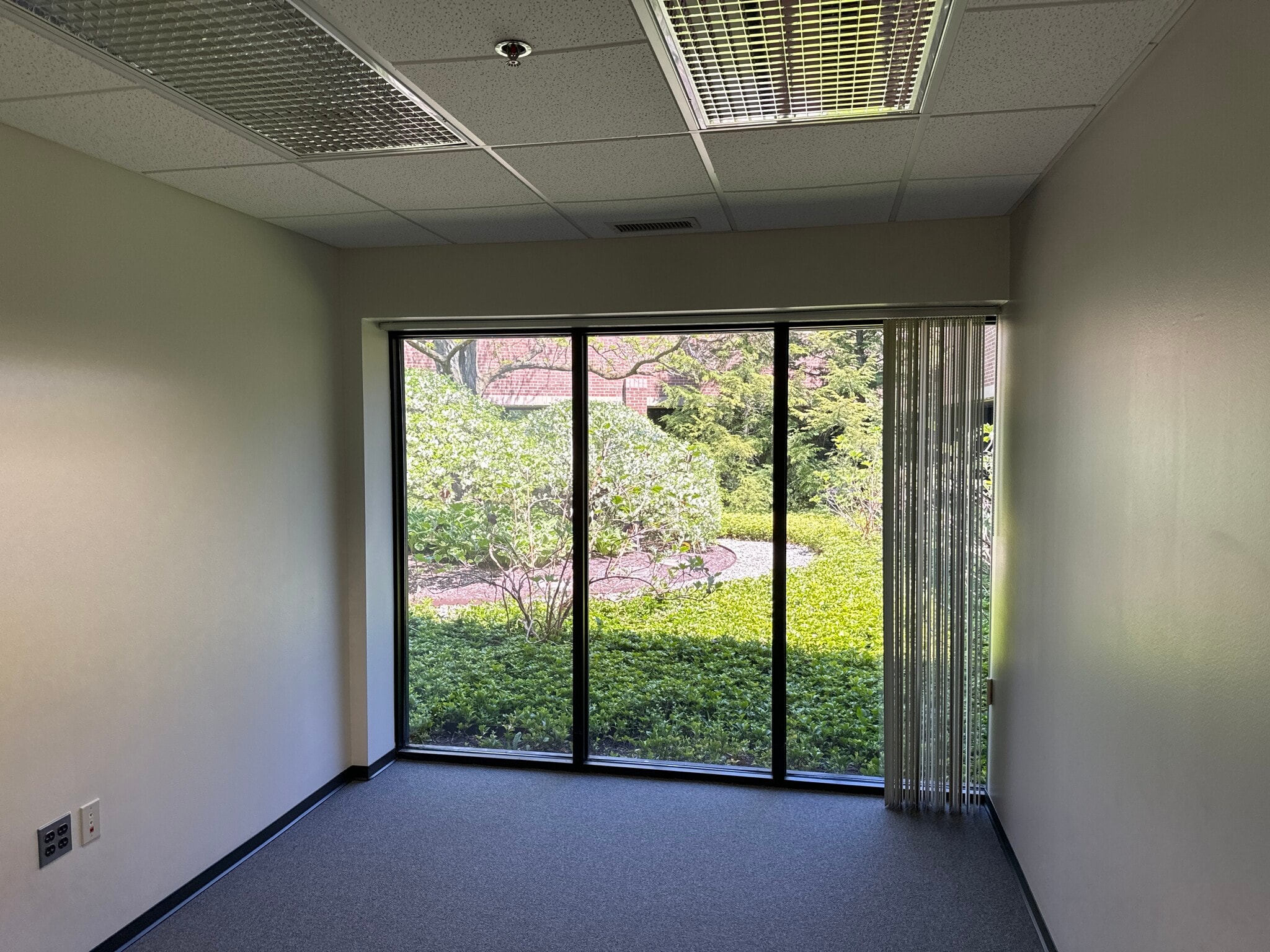 7 W Square Lake Rd, Bloomfield Hills, MI à louer Photo intérieure– Image 1 sur 1