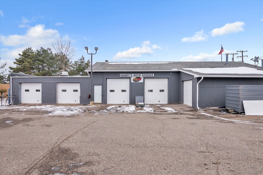 9846 E Grand River Ave, Brighton, MI à vendre - Photo de l’immeuble – Image 2 sur 17
