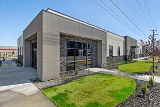 7034 W Clearwater Ave, Kennewick, WA à louer Photo de l’immeuble– Image 1 sur 8
