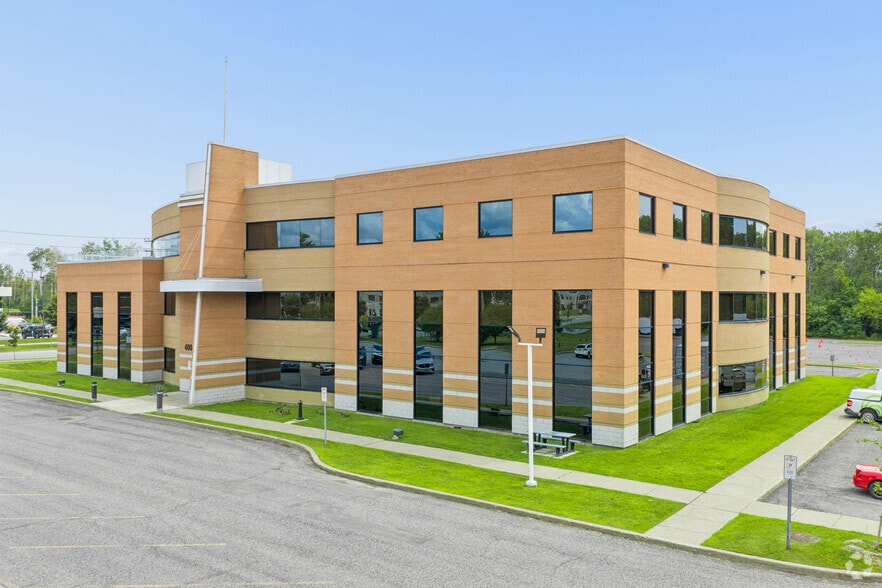 400 Boul Armand-Frappier, Laval, QC à louer - Photo principale – Image 1 sur 3