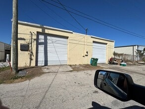 1002 SE 9th St, Cape Coral, FL à louer Photo de l’immeuble– Image 2 sur 34