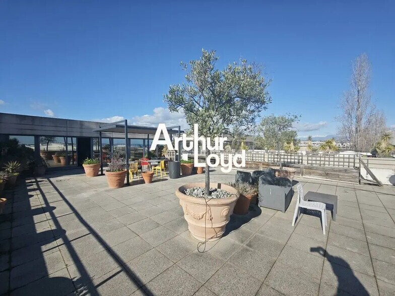 885 Avenue Docteur Julien Lefebvre, Villeneuve-Loubet à louer - Photo de l’immeuble – Image 2 sur 12