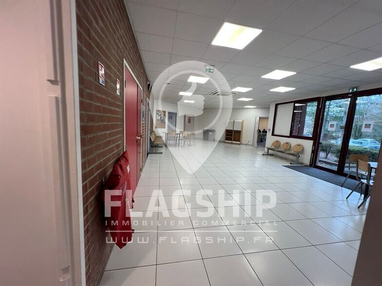 Bureau dans Champs-sur-Marne à louer - Photo de l’immeuble – Image 3 sur 5